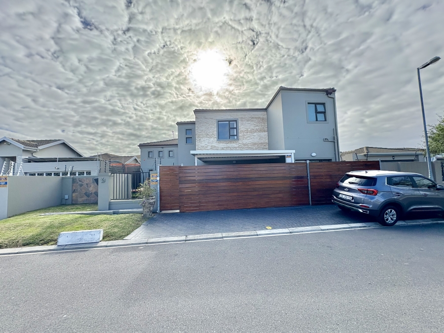 5 Bedroom Property for Sale in Parklands North Western Cape